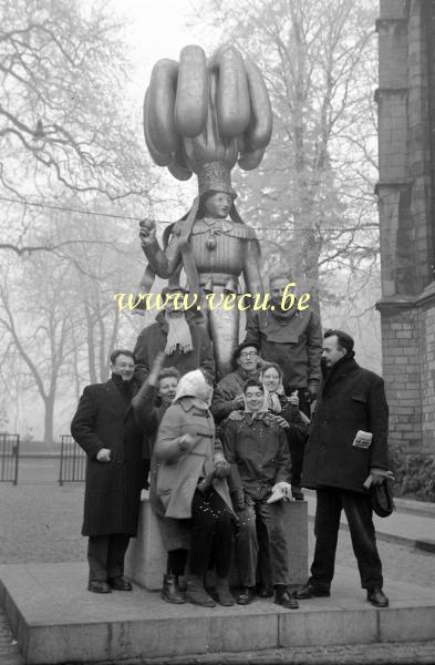 photo ancienne  du carnaval de Binche  Petite pose devant la statue d'un Gilles sculptée par Robert Delnest