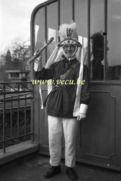 photo ancienne  du carnaval de Binche  Jeune Binchois avec son nouveau costume de paysan