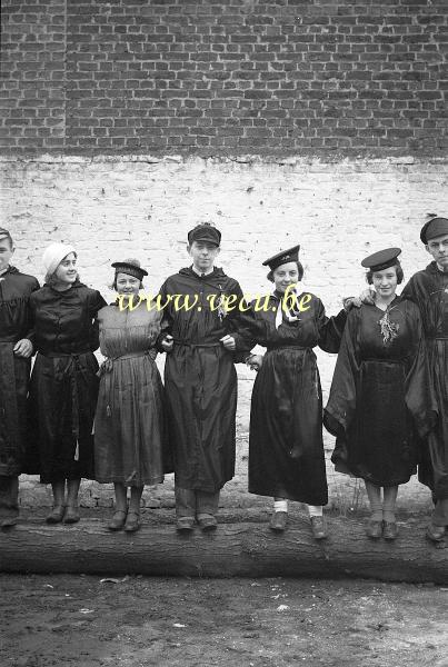 photo ancienne  du carnaval de Binche  Ibis et ses copains et copines avant la sortie carnaval