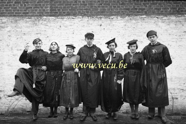 photo ancienne  du carnaval de Binche  Les jeunes avant le début du carnaval