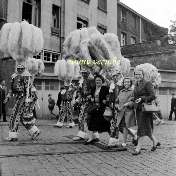 photo ancienne  du carnaval de Binche  Avec les gilles