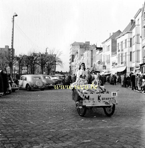 photo ancienne  du carnaval de Blankenberge  Le char de Miss karnaval