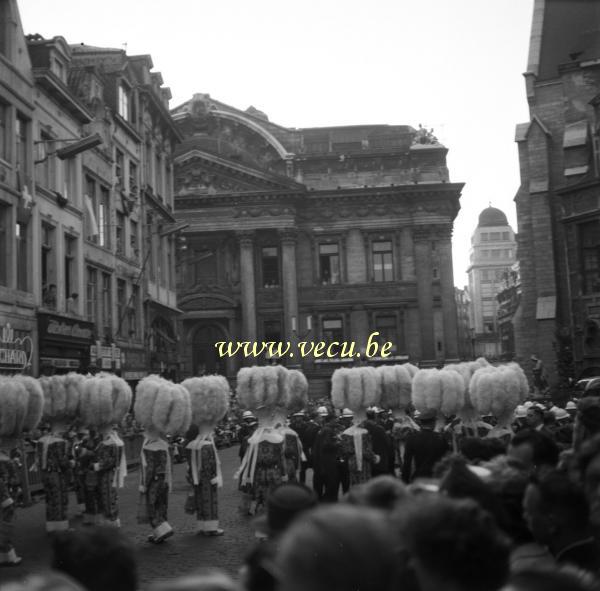 photo ancienne  du carnaval de Bruxelles  Les Gilles devant la bourse de Bruxelles