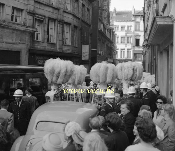 photo ancienne  du carnaval de Bruxelles  Les gilles dans les 