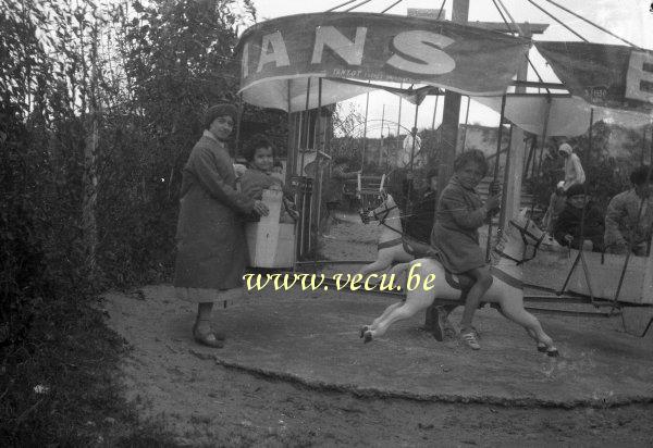 photo ancienne  de caroussels et fêtes foraines  