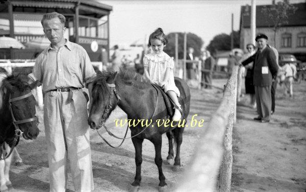 photo ancienne  de caroussels et fêtes foraines  