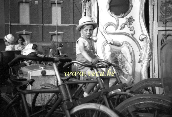 photo ancienne  de caroussels et fêtes foraines  Voiture F.N. en miniature