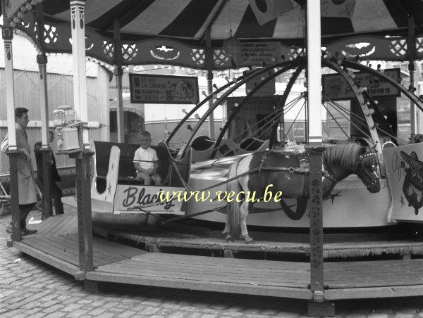 photo ancienne  de caroussels et fêtes foraines  