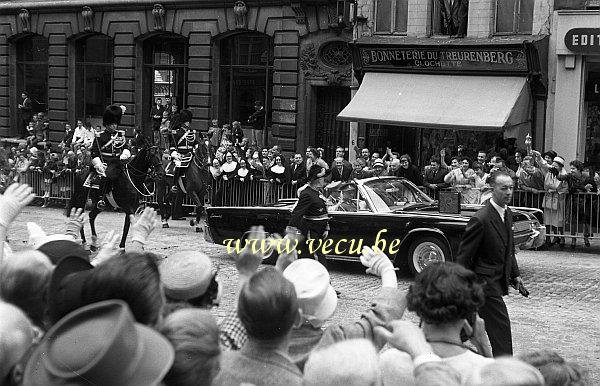 photo ancienne  du 21 juillet  Le roi Baudouin et la reine Fabiola se rendent au Te-Deum du 21/7