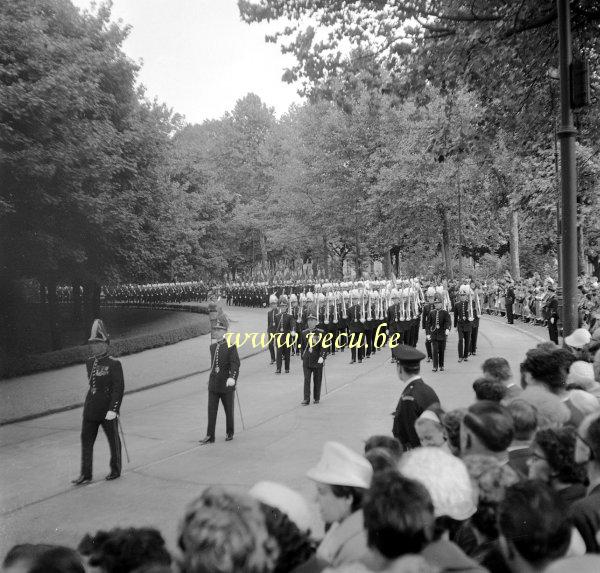 photo ancienne  du 21 juillet  Elèves de l'école royale militaire avec leur shakos à plumes blanches
