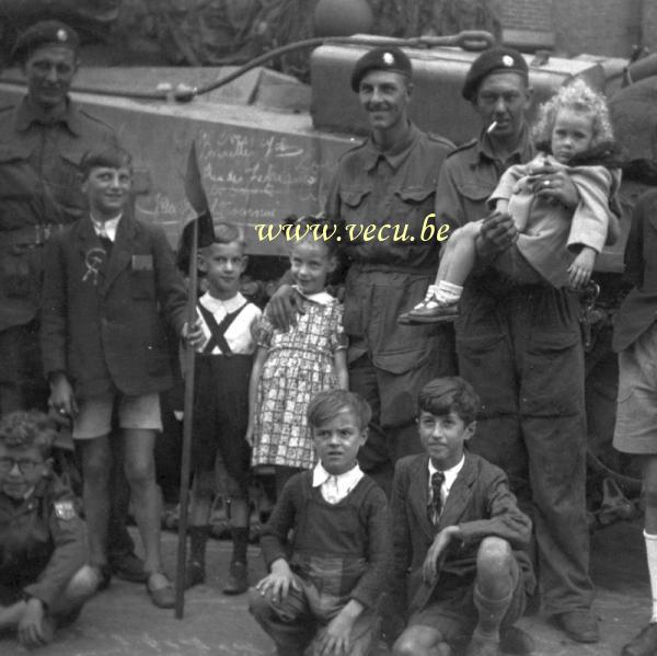Photo ancienne Soldats alliés entourés d’enfants bruxellois lors de la Libération de Bruxelles Photo ancienne Soldats alliés entourés d’enfants bruxellois lors de la Libération de Bruxelles
