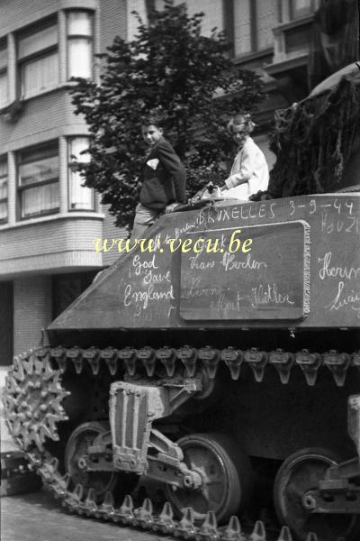 photo ancienne &nbsp;Enfants sur un char Sherman marqué « Bruxelles 3-9-44 » et « Off to Berlin » (En route pour Berlin)