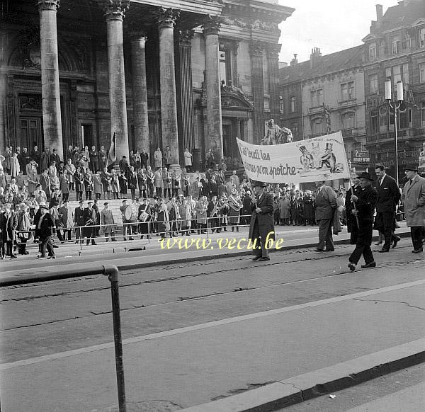 photo ancienne  de grèves et manifestations  c'est toudi les minmes qu'on spotche