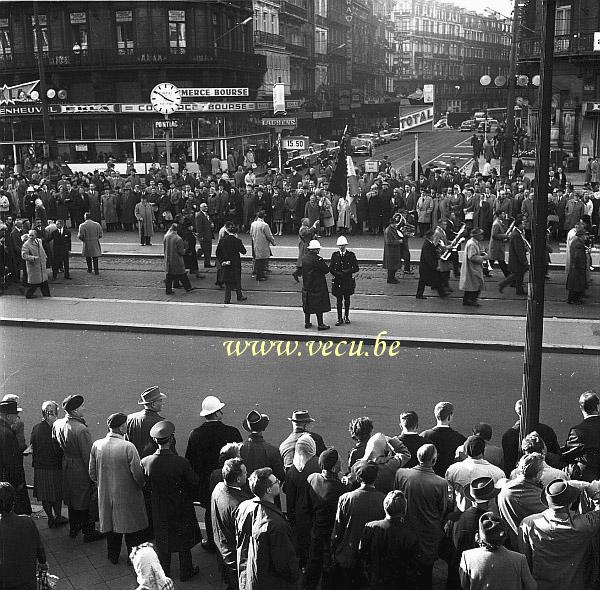 photo ancienne  de grèves et manifestations  Les manifestants devant la bourse de Bruxelles