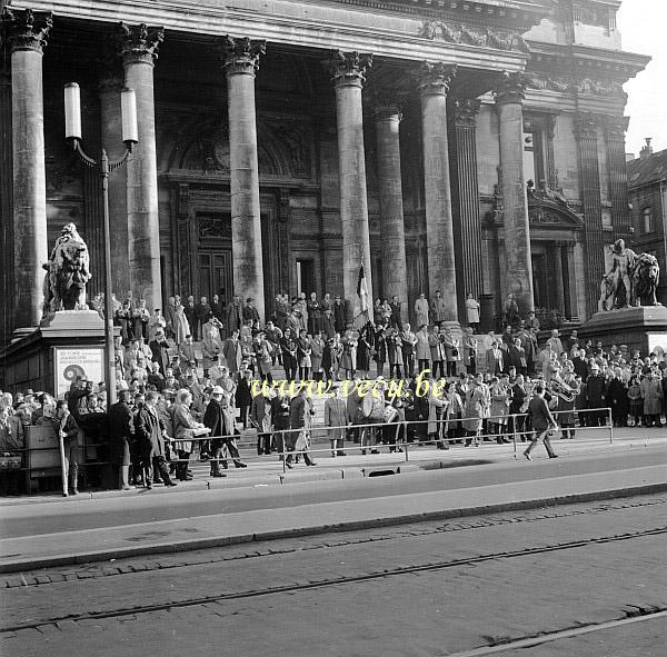 photo ancienne  de grèves et manifestations  Manifestants devant la bourse de Bruxelles