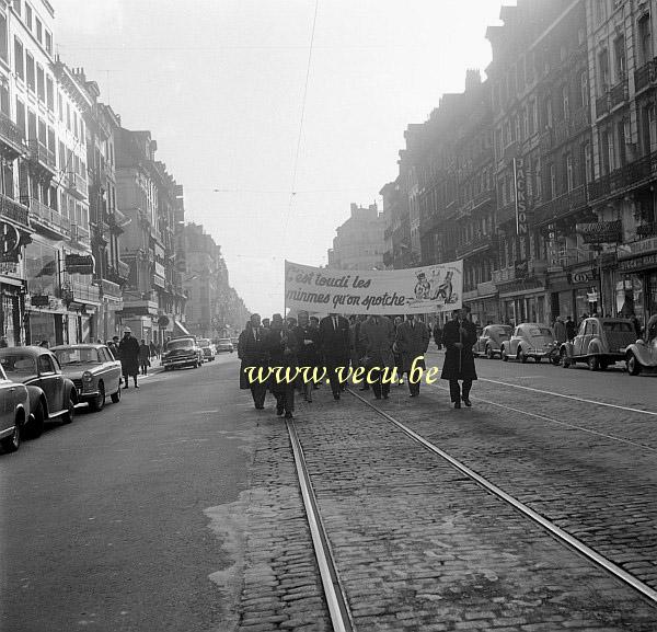 photo ancienne  de grèves et manifestations  c'est toudi les minmes qu'on spotche