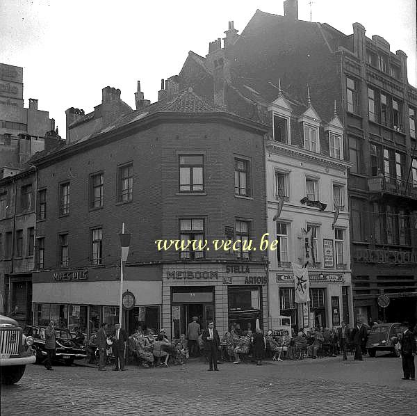 Photo ancienne  de la plantation du meyboom à Bruxelles  Réunion au café Meiboom - rue des sables