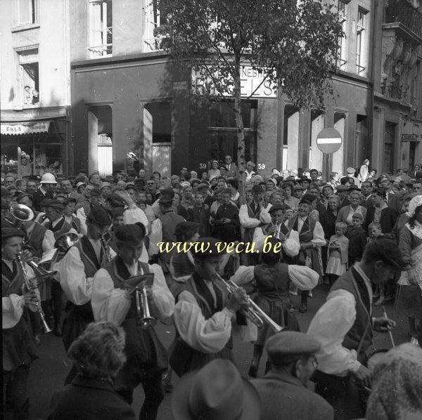 photo ancienne  de la plantation du meiboom à Bruxelles  La fanfare devant le meiboom