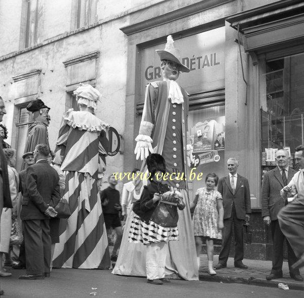 photo ancienne  de la plantation du meiboom à Bruxelles  Les géants du Meiboom