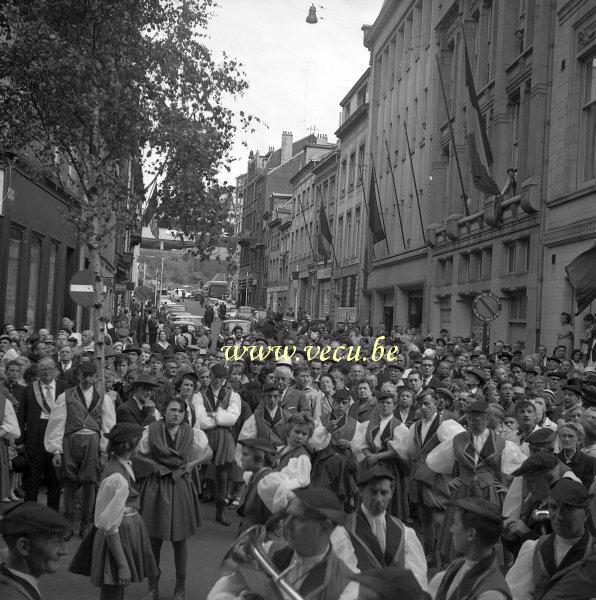 photo ancienne  de la plantation du meiboom à Bruxelles  Cortège du Meiboom