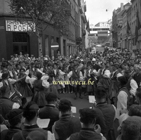 photo ancienne  de la plantation du meiboom à Bruxelles  On danse autour du Meiboom