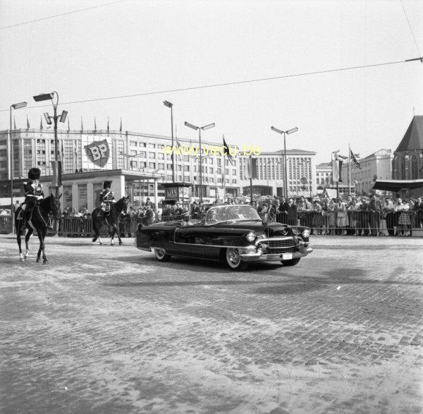 photo ancienne  de la visite du Négus à Bruxelles  Visite du Négus à Bruxelles. Devant la gare centrale.