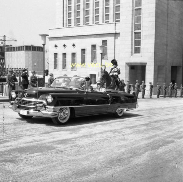 photo ancienne  de la visite du Négus à Bruxelles  Le Négus et le roi baudouin en Cadillac