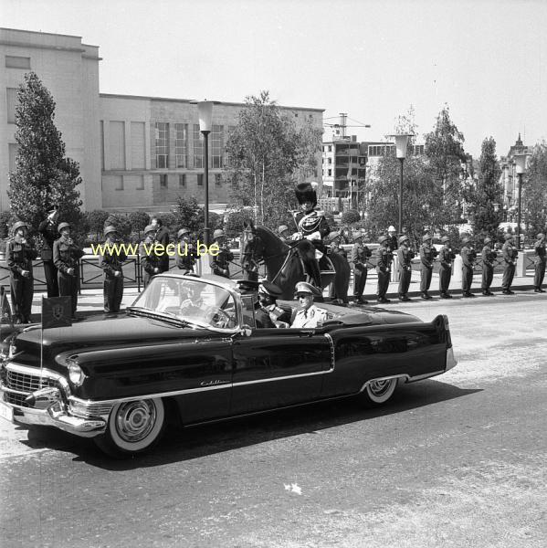 photo ancienne  de la visite du Négus à Bruxelles  Le Négus et le roi baudouin en Cadillac