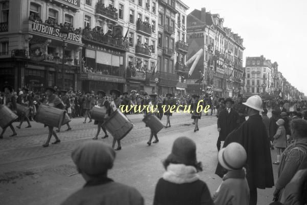 Photo ancienne  de l'ommegang  L'ommegang devant la pharmacie Vergauwen au coin de la rue Bon-secours