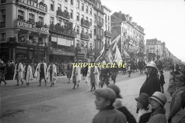 photo ancienne  de l'ommegang à Bruxelles  L'ommegang devant la pharmacie Vergauwen au coin de la rue Bon-secours