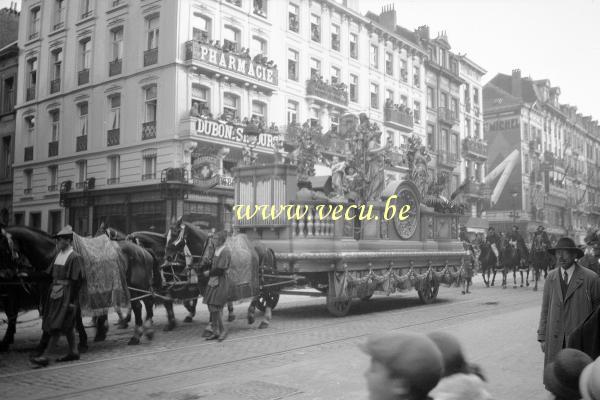 photo ancienne  de l'ommegang à Bruxelles  Le cortège de l'ommegang à hauteur de l'avenue Bon-secours