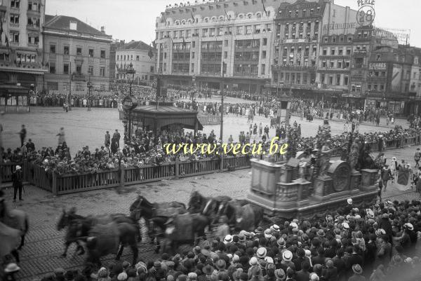 photo ancienne  de l'ommegang à Bruxelles  Le cortège de l'ommegang place Rogier