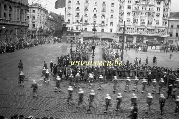 photo ancienne  de l'ommegang à Bruxelles  Passage des gilles devant la gare du Nord