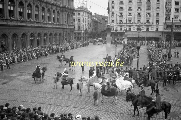 photo ancienne  de l'ommegang à Bruxelles  Parade de l'Ommegang devant la gare du Nord