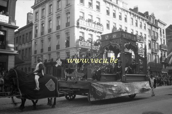 photo ancienne  de l'ommegang à Bruxelles  Défilé de l'Ommegang