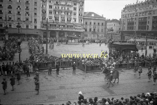 photo ancienne  de l'ommegang à Bruxelles  L'Ommegang devant l'hôtel Albert Ier