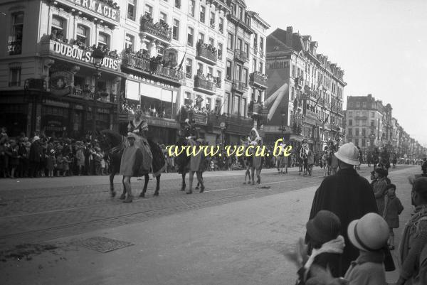 photo ancienne  de l'ommegang à Bruxelles  L'ommegang devant la pharmacie Vergauwen au coin de la rue Bon-secours