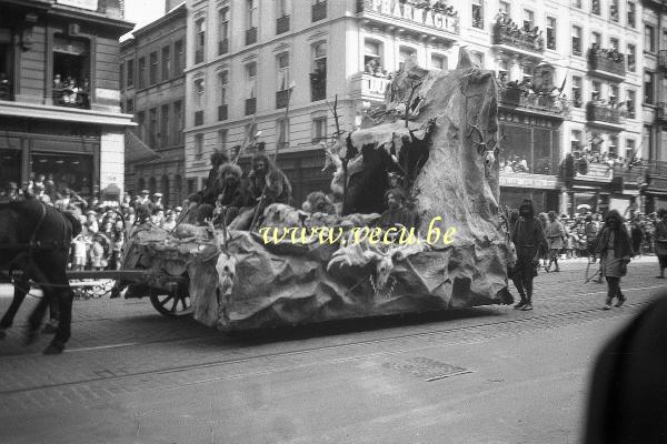 photo ancienne  de l'ommegang à Bruxelles  Char défilant sur le boulevard Anspach