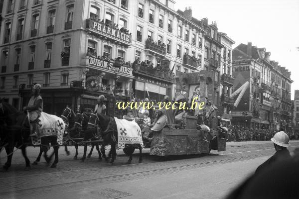 photo ancienne  de l'ommegang à Bruxelles  Char défilant sur le boulevard Anspach