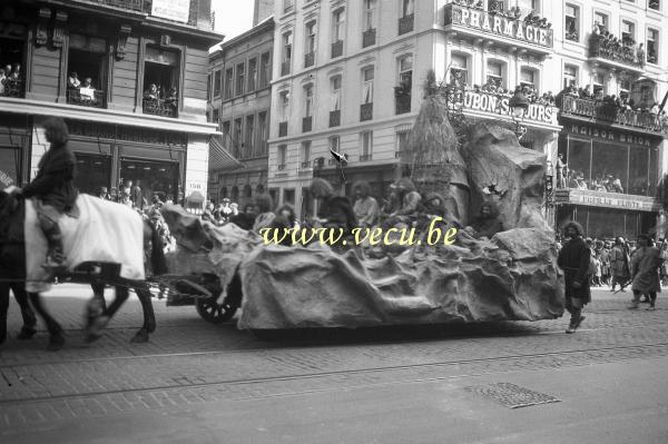 photo ancienne  de l'ommegang à Bruxelles  La foule s'agglutine aux balcons du boulevard Anspach pour regarder l'Ommegang