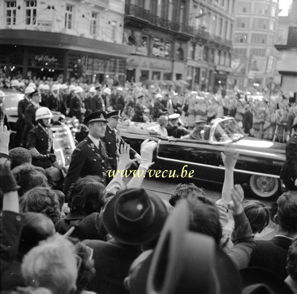 Photo ancienne  du mariage d'Albert et Paola  La foule en liesse acclamant les jeunes mariés