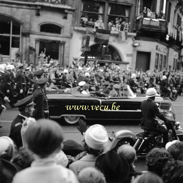 photo ancienne  Le cortège nuptial dans les rues de Bruxelles