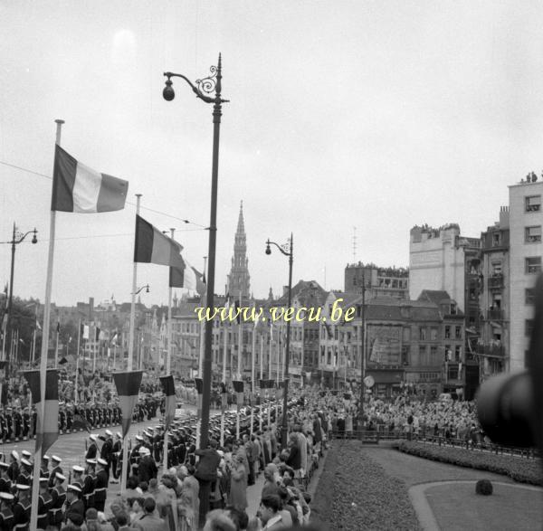 photo ancienne  La foule attend les jeunes mariés devant la cathédrale sainte Gudule