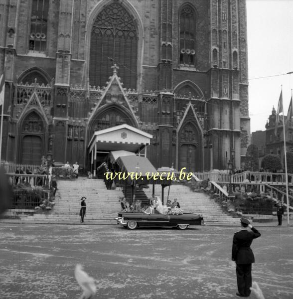 photo ancienne  Le couple princier arrive à la cathédrale Sainte Gudule 