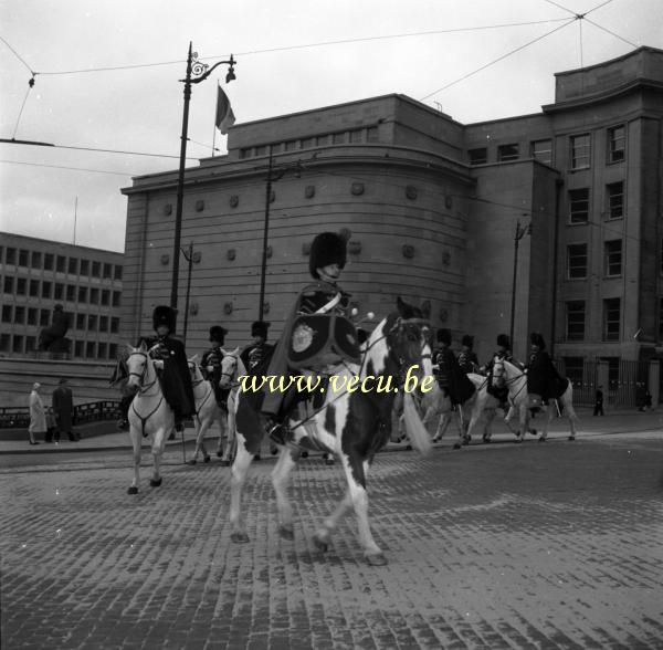 photo ancienne  L'escorte princière devant les bâtiments de la banque nationale