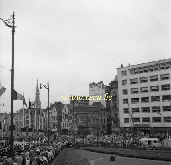 photo ancienne  La foule attend Albert et Paola devant la cathédrale sainte Gudule