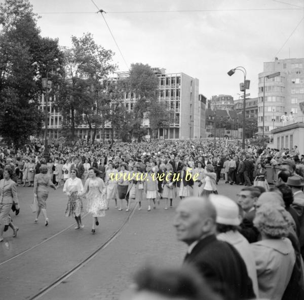 photo ancienne  La  foule en liesse attend le passage des jeunes mariés