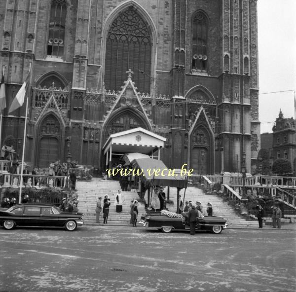 photo ancienne  Paola et Albert sortent de la cathédrale. La Cadillac décapotable les attend