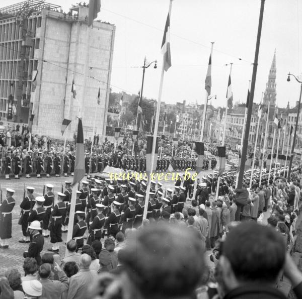 photo ancienne  Albert et Paola arrivent à la cathédrale en Cadillac décapotable