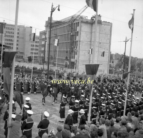 photo ancienne  Les fusiliers marins forment une haie d'honneur devant la cathédrale